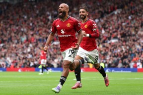 包含今晚曼联备战德国杯瓦伦西亚今晚豪取连胜，网友：德约科维奇连续十场比赛得分超过绝杀的词条米乐官网app